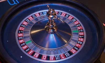 Live Roulette Rad im Live Casino mit blauer Beleuchtung