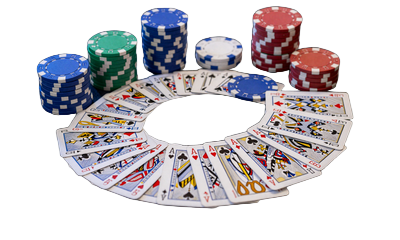 Baccarat Karten und Chips auf dunklem Spieltuch