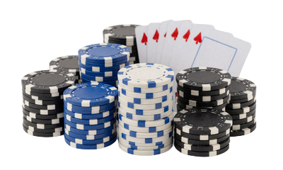 Poker-Chips und Spielkarten isoliert auf transparentem Hintergrund